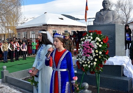 Xocalı qatili erməniyə Gürcüstanda abidə qoyuldu