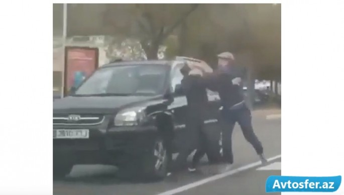 Küçənin ortasında əlbəyaxa çıxan sürücülər - VİDEO