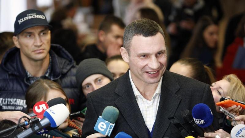 Mer Davosda kəkələdi, zalda gülüşmə qopdu - VİDEO