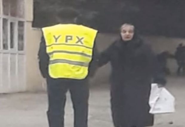 Yol polisi uniformasında olan nəzarətçi çaşqınlıq yaratdı - VİDEO