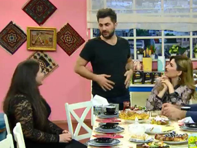 Zaur verilişində qonaq olan müğənninin VALİDEYNİNİ EFİRDƏ SÖYDÜ - VİDEO