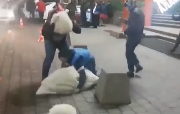 Oğlan qaçırmaq istədiyi qızı iki dəfə əlindən saldı - VİDEO