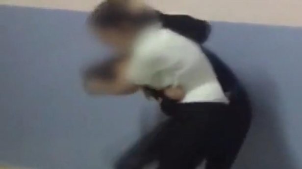 Məktəbdə qızlar əlbəyaxa dava etdi: Hər kəs videoya çəkdi - VİDEO