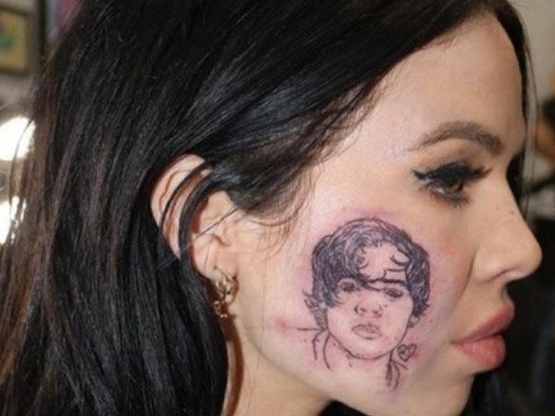 Yanağına heyran olduğu müğənninin şəklini döydürtdü - FOTO