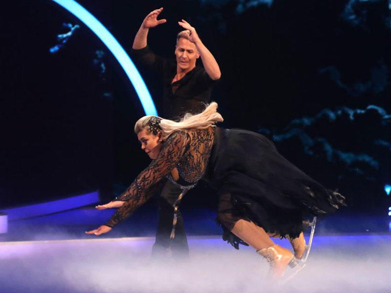 Aparıcı rəqs edərkən üzü üstə yıxıldı - İndi əlil arabasında gəzir- VİDEO - FOTO