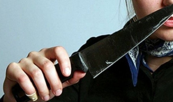 Sevgilisi ilə görüşməyə icazə vermədiyi üçün atasını bıçaqladı - 16 yaşlı qızdan dəhşətli əməl