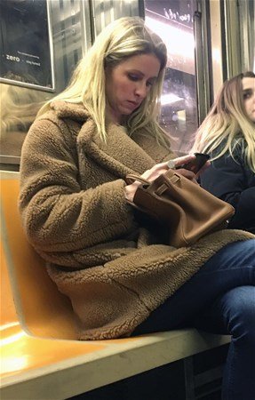 Dünyanın ən zəngin varisi metroda görüntüləndi - FOTOLAR