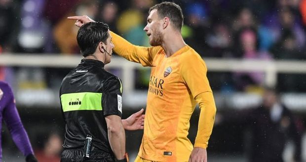 Edin Ceko hakimin üzünə tüpürdü - VİDEO