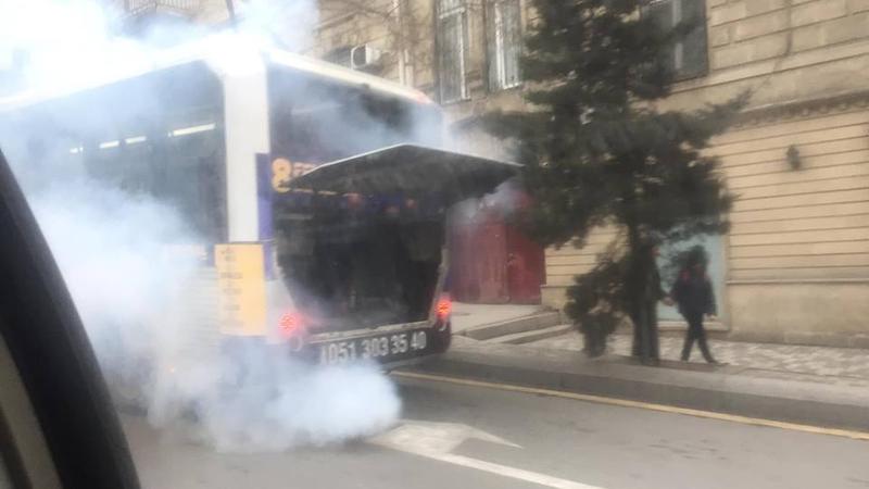  SON DƏQIQƏ: Bakının mərkəzində sərnişin avtobusu yanır - FOTO