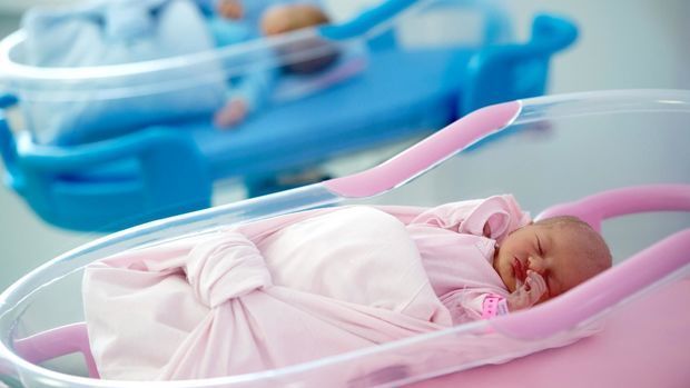 Rusiyada gənc ana yeni doğulmuş körpəsini tanışına hədiyyə edib