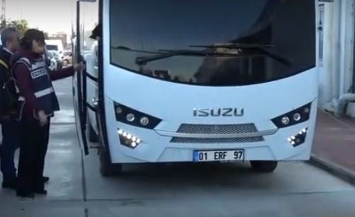 Polis masaj salonuna basqın etdi: Qadınları çılpaq halda yaxaladı - VİDEO