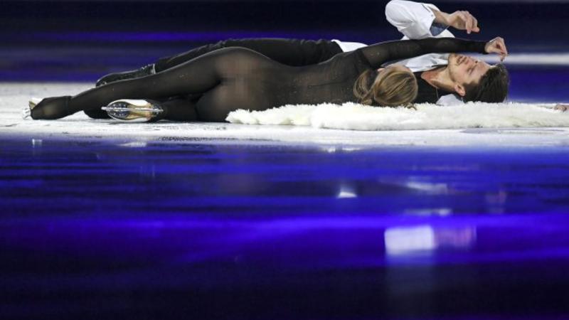 Qadın idmançı tül geyimdə bütün bədənini nümayiş etdirdi - FOTO