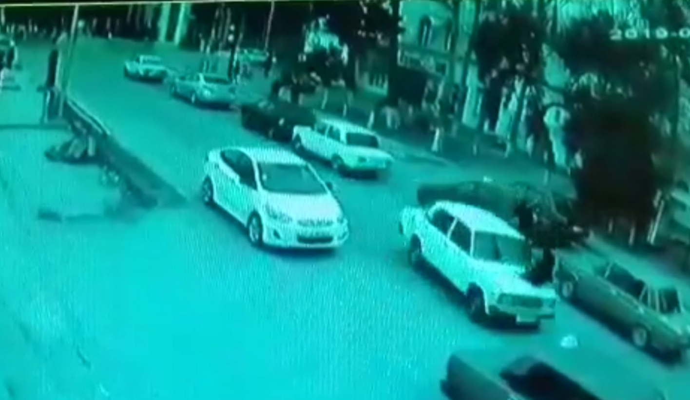 Azərbaycanda dəhşətli qəza: Avtomobil qızı göyə uçurdu - VİDEO