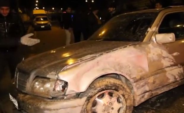 Bakıda avtomobil çuxura düşdü - VİDEO