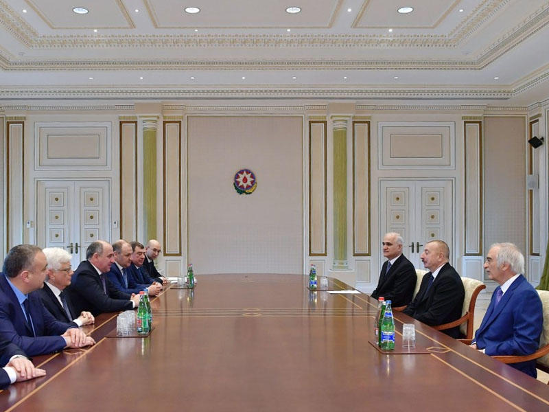 Prezident İlham Əliyev Rusiyanın Qaraçay-Çərkəz Respublikasının başçısının rəhbərlik etdiyi nümayəndə heyətini qəbul edib - FOTO