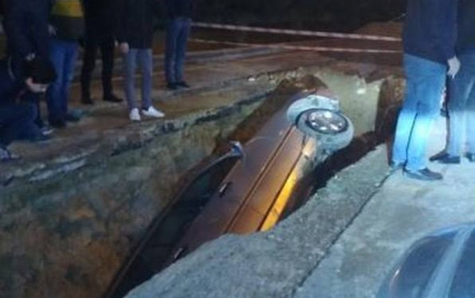 Babək prospektində yol yenə çökdü: Maşın çuxura düşdü - FOTO