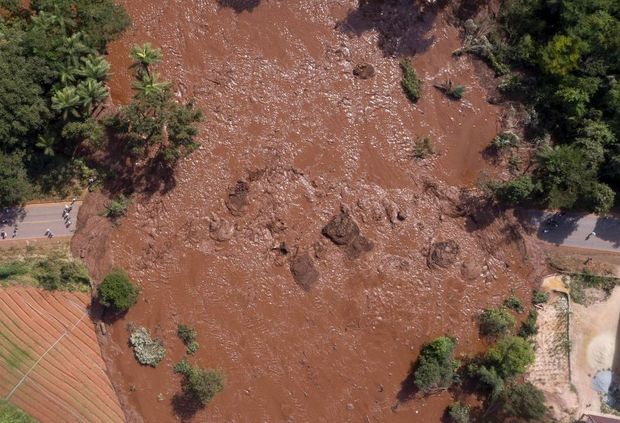 Braziliyada su bəndinin dağılma anı – VİDEO