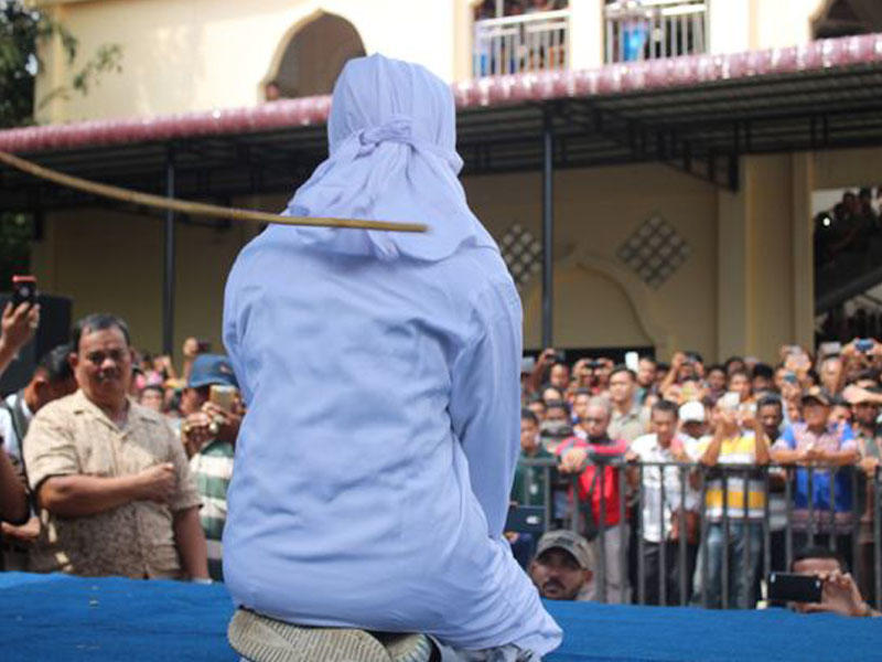 Küçədə qucaqlaşan 