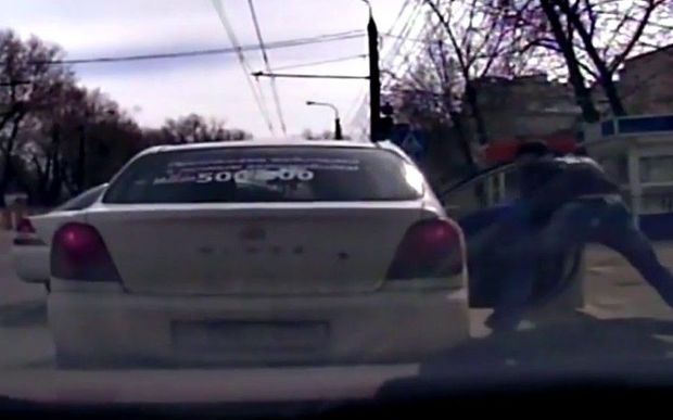 Bakıda taksi sürücüsü sərnişinə hücum etdi - VİDEO