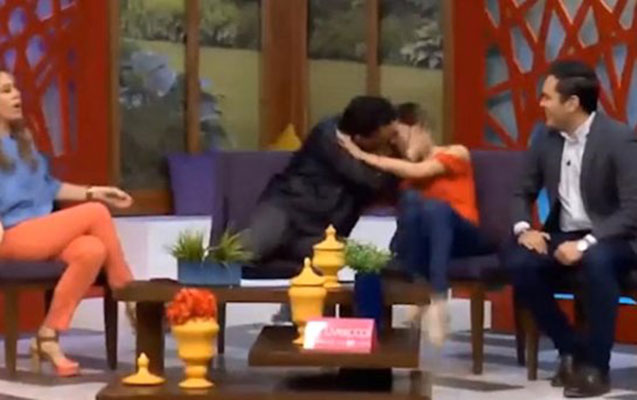 Canlı efirdə aparıcını dodağından öpən deputat istefa verdi - Video