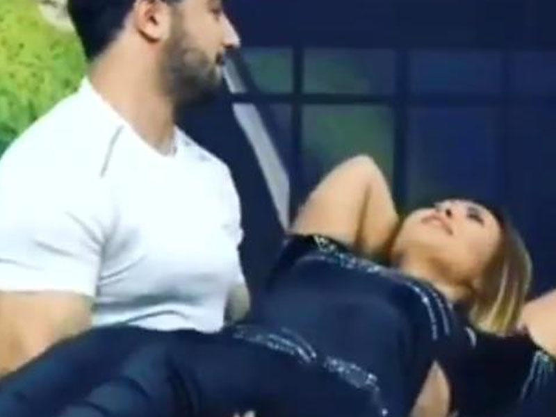 Azərbaycan efirində bu da oldu - Qız oğlanın qucağına çıxdı: