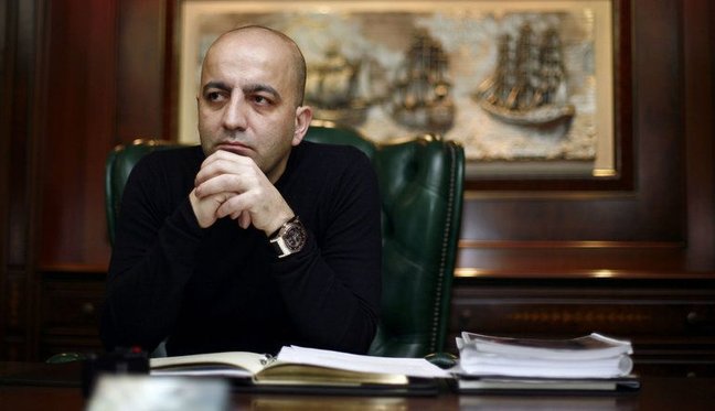 Sağ əli ilə verdiyini sol əlindən gizlədən messenat: Mübariz Mənsimovu fərqləndirən gerçəklər...