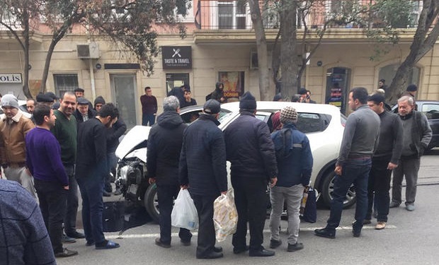 Bakıda qəza: qadın özünü avtomobildən atdı — FOTO
