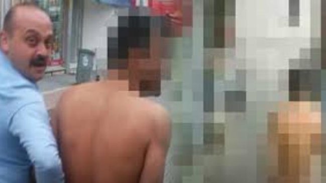 Şəhərin ortasında biabırçılıq - paltarlarını soyunun çılpaq gəzməyə başladı - FOTO