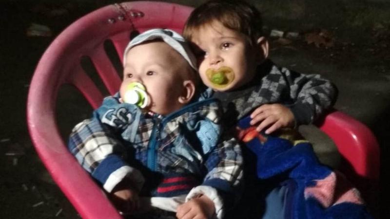 Azərbaycanda 2 uşağını şadlıq evinin qarşısına atıb gedən ana tapıldı - YENİLƏNDİ