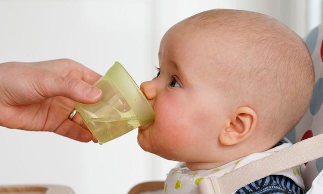 Körpələrə su nə vaxt, nə qədər verilməlidir - Bu ayına kimi uşağa su içirmək QƏTİYYƏN OLMAZ