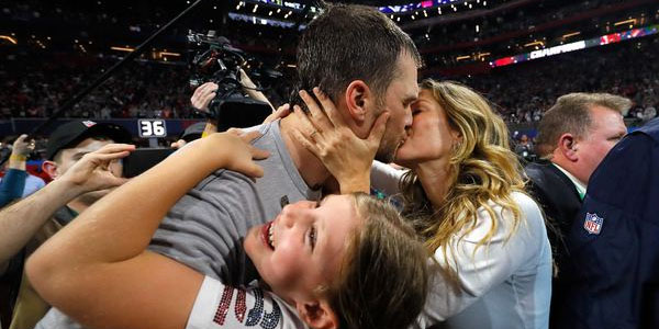 15 milyard dollarlıq oyuna ulduz futbolçunun arvadı damğa vurdu - FOTOLAR