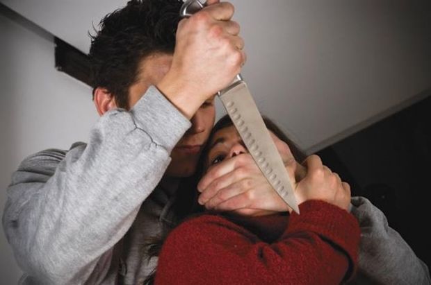 Gəncədə qız bıçaqlandı