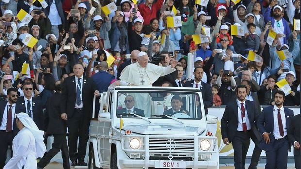 Müsəlman ölkəsində xristian ayini: on minlərlə insan toplaşdı - FOTO