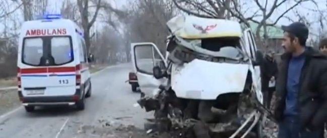 Azərbaycanda DƏHŞƏT! Mikroavtobus ağaca çırpıldı: 3 yaralı – VİDEO