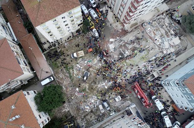 İstanbulda altı mərtəbəli binanın çökmə anı - VİDEO