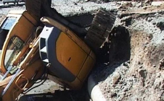 Qubada ekskavator çaya düşdü, sürücünü su apardı