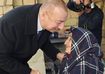 Prezident evi dağılan qadının əlindən öpdü - Video