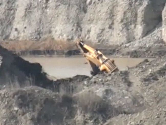 Qazıntı işləri aparan ekskavator çaya aşıb, sürücü tapılmır - Azərbaycanda bədbəxt hadisə