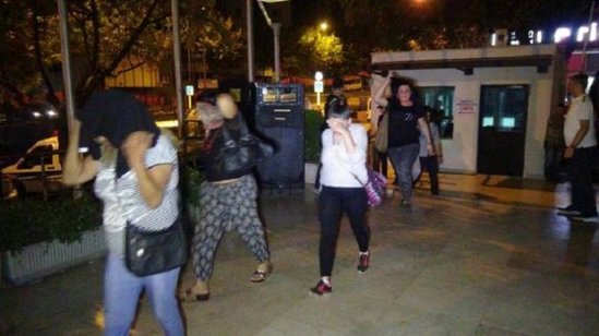 Şok olay! Bərbərxanada fahişələri pulla görüşdürən kişi iş başında tutuldu+VİDEO