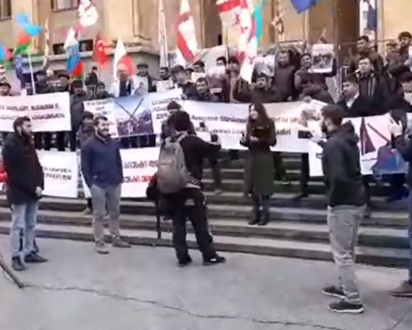 Azərbaycanlılar Tbilisidə etiraz aksiyası keçirir - CANLI YAYIM