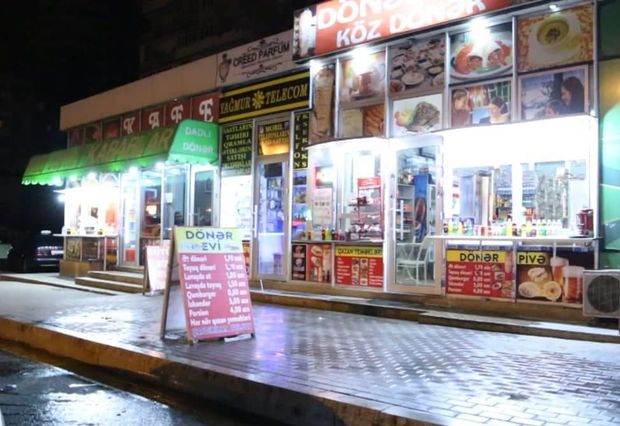 Bakıda dönər evində gənc özünü doğradı - VİDEO