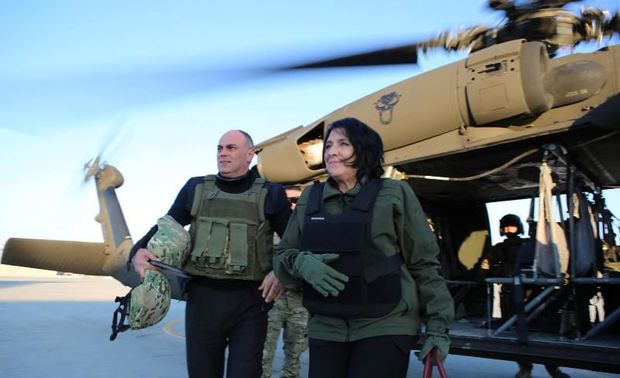 Gürcüstan prezidenti “bronejilet”də Əfqanıstanda — FOTO