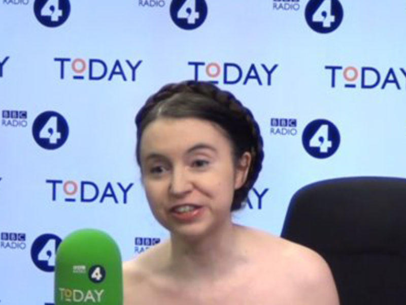 Verilişə qatılan qonaq müzakirə zamanı soyundu, söhbətə lüt halda davam etdi - VİDEO - FOTO