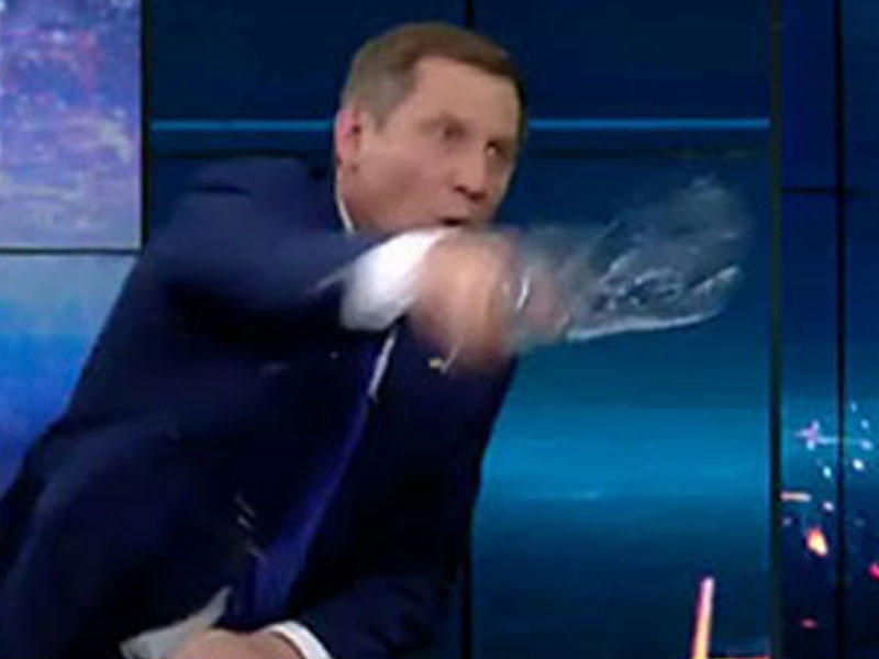 Ukraynada efirdə Nəsirovun üstünə su tökdülər – VİDEO