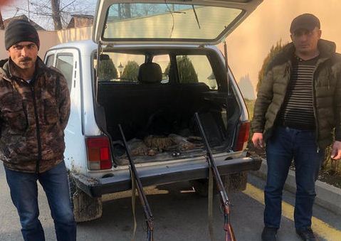 İki dovşana görə məhkəməlik oldular