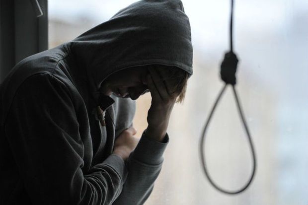 Biləsuvarda yeniyetmə özünü qonşunun bağında asdı