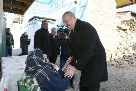 Prezidentin əlini öpdüyü ağbirçək - 