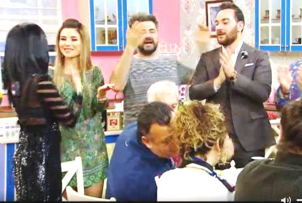 Ayan elə geyindi ki büstqalteri çöldə qaldı - FOTOLAR