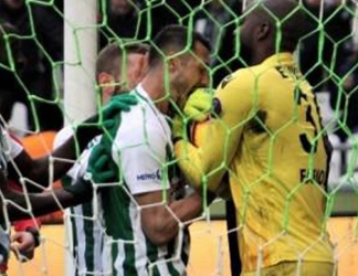 Türkiyə klubunun futbolçusu rəqibini dişlədi - Foto