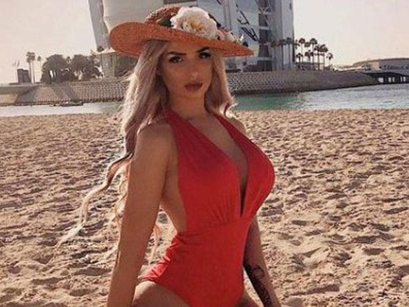 Türk model yarıçılpaq halda küçəyə çıxdı - VİDEO - FOTO